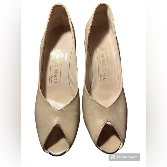 Vintage Bruno Magli leather, open-toed heels. Cream colored. Size 6. - Picture 2 of 5